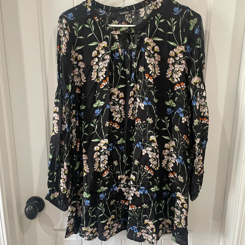 Boohoo women’s size 6 floral long sleeve dress mini